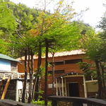 今の鳳凰小屋の風景、気温８度。晴れています。