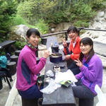 素敵な山ガール三人の朝食タイム。