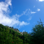 気温15℃、雲の多い青空です