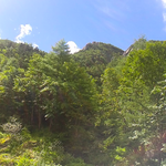 一時間前から急速に天気回復、みるみる青空の世界に、濃紺の澄みきった青空はいいものです。