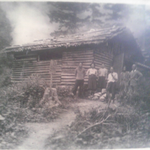 終戦後に再建した鳳凰小屋。