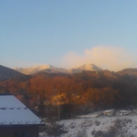 厳しい冬型が続いていますが、今朝は晴れて鳳凰三山が見えます。