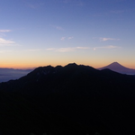 アサヨ峰より朝焼けの鳳凰三山と富士山