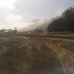 今日は暖かい、春霞に霞んでいる田園風景。