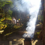 長閑な秋の一時、焚き火が雰囲気を盛り上げる。