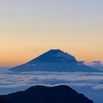 雲海の上にそびえる富士山。