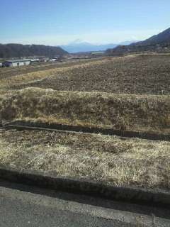 鳳凰三山、富士山、甲斐駒は見えています、八ヶ岳はしぐれて見えません。
