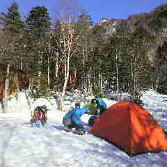 小屋締めの朝のテント場