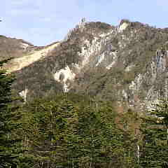 小屋から燕頭山にかけて見られる地蔵岳。