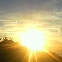 無風快晴の天気です。鳳凰小屋の庭からの日の出。