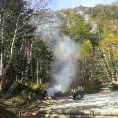 鳳凰小屋の今。午後からは静かな小屋に戻り落ち葉焚きを楽しんでいます。