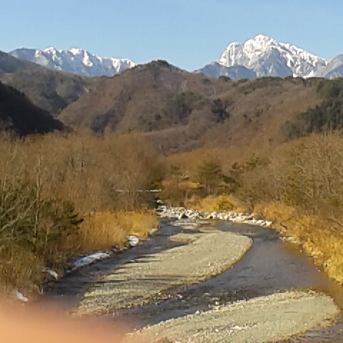 今日は春になった様な暖かさ。甲斐駒ヶ岳が綺麗に見えています。
