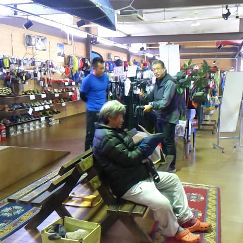 山道具、甲府のエルクで山道具を求める。