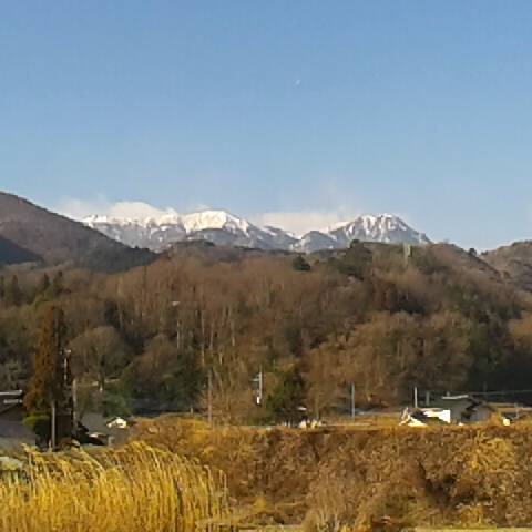 今朝の鳳凰三山。昨日の雨は下から見た感じでは鳳凰小屋付近は霙か。
