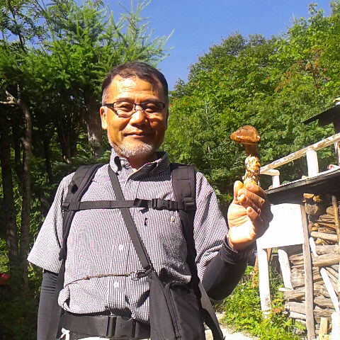 今日も松茸を採って来たお客様が。1週間雨だったので松茸がにょきにょき。今年は松茸の当たり年見たいです。