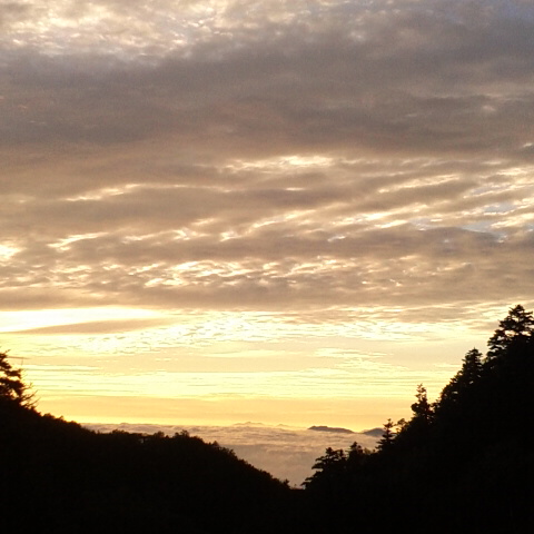 今朝の気温８度、御坂の黒岳、三つ峠等綺麗見える日の出です。連休の始まり、良い天気です。