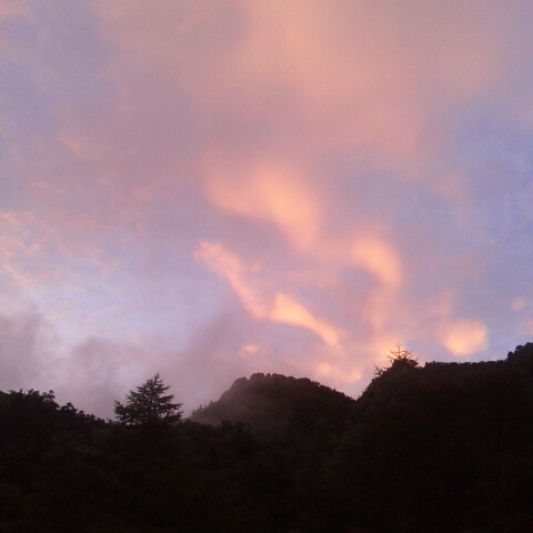毎日雨続きでうんざり。夕方晴れてきて地蔵岳と夕焼けが感動的でした。