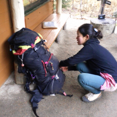 千花さん旅にでる。この朝、稜線にはちょっぴり雪が積もっていたそうな。