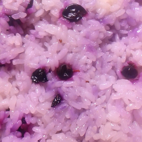 ナツハゼの実の赤飯です、懐かしい味を頂き味わいました。