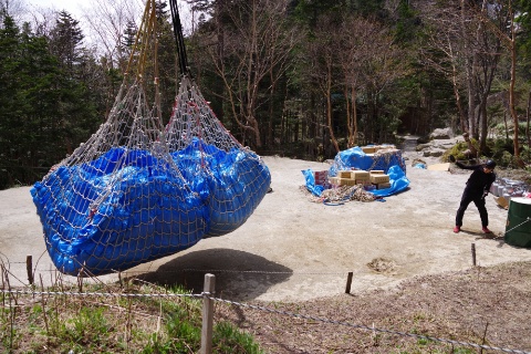 ヘリ荷揚げ無事終わりました  byアオト