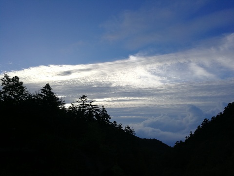 気温12℃、青空の朝です  byアオト