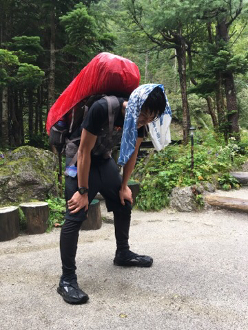 中1日、雨の日歩荷 by有馬