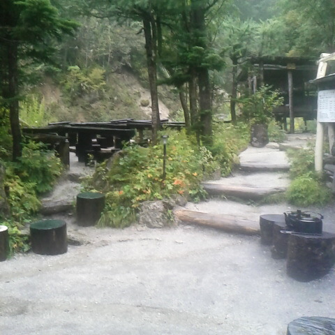 今朝の気温は10 度、暖かい朝です。小雨が降っています。