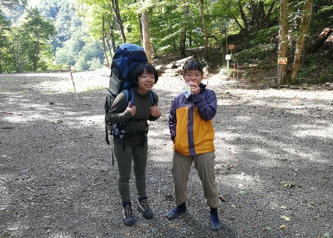 女性陣も歩荷中です byアオト