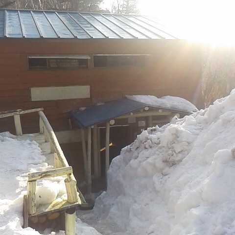 鳳凰小屋営業のお知らせ。昨年の連休小屋開けの風景です。