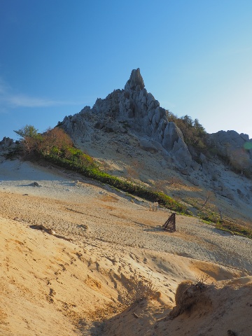 今朝は気温8℃、3日続けて今日も快晴です